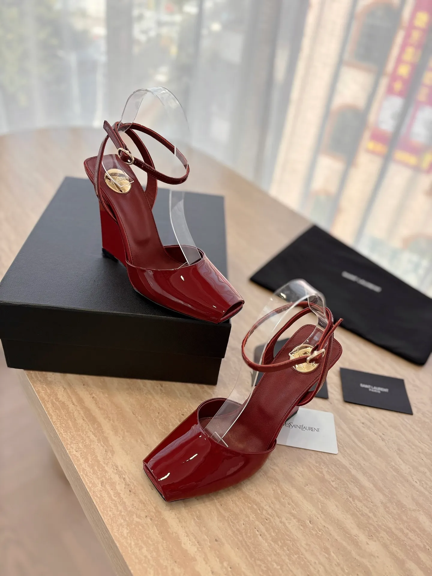 👟👟Ex-factory price 600👟👟 High version "SAINT LAUREN*" Saint Laurent ysl 25ss/new spring and summer catwalk style large rhinestone high-heeled shoes and sandals. Only YSL understands women's hearts best and does not accept refutation. It is a super invincible feminine artifact and a must-have for women (z-product full-body customization, own molded hardware accessories, perfect consistency). Compare the differences between pictures and goods on the market. ✔Upper: Customized imported silk ✔Lining: Imported 🐑Sheep leather ✔Sole: Imported genuine leather outsole ✔Heel height: 10.5cm ✔Number of yards: 35-39 (40 can be customized and non-returnable) (Full set of packaging)
